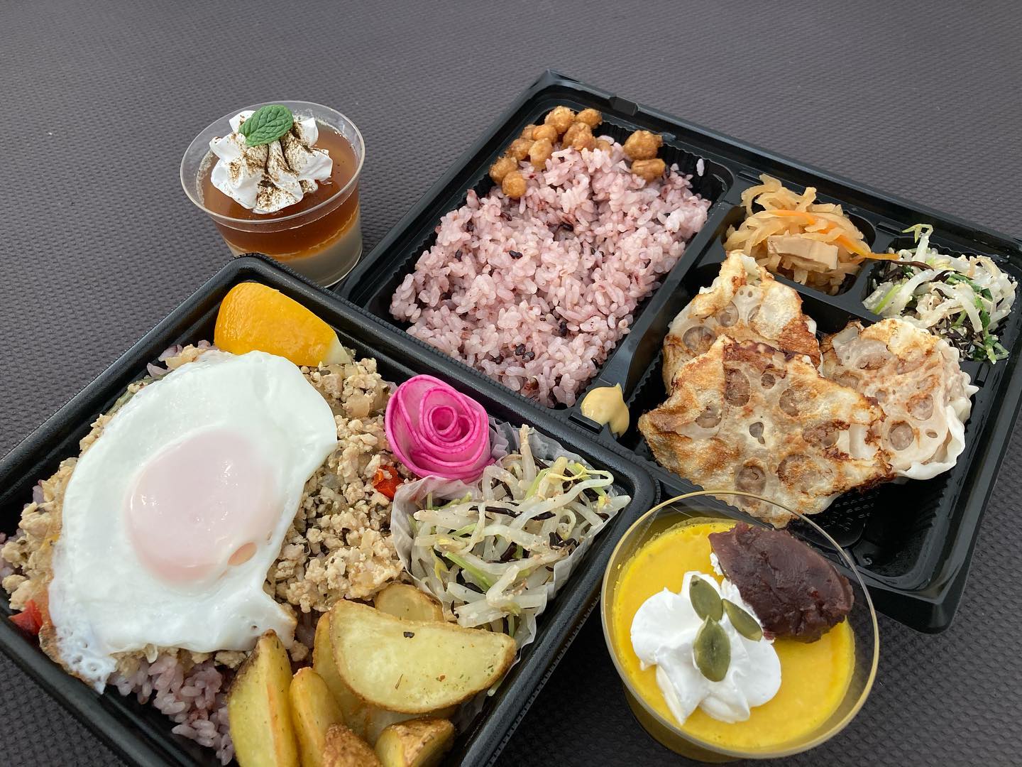 キッチンビッキーの弁当とデザートガパオライス弁当と焼きしゅうまい弁当、デザートはほうじ茶プリンとかぼちゃぷりん