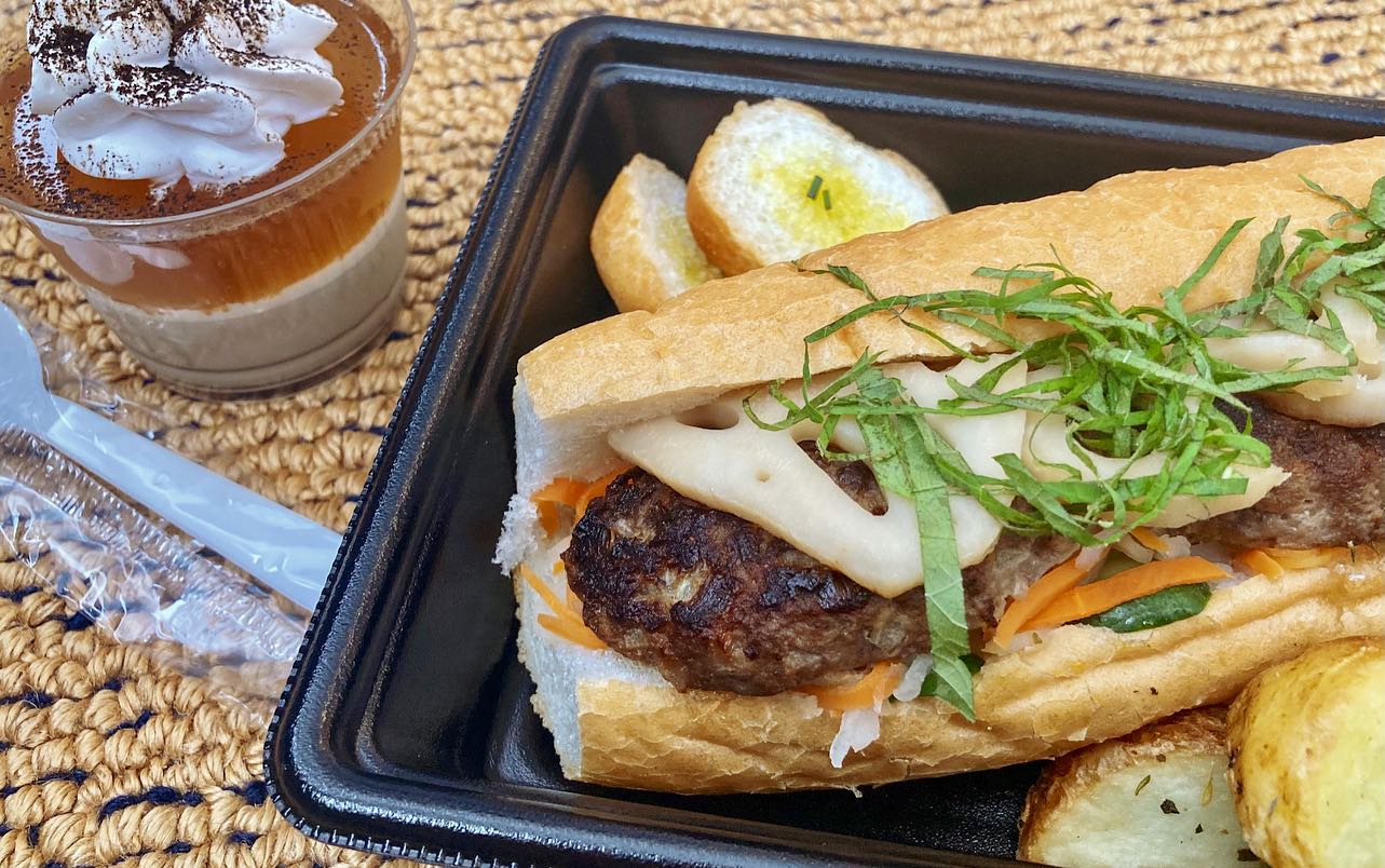 キッチンビッキーのバインミー（ベトナムのサンドイッチ）とほうじ茶プリン