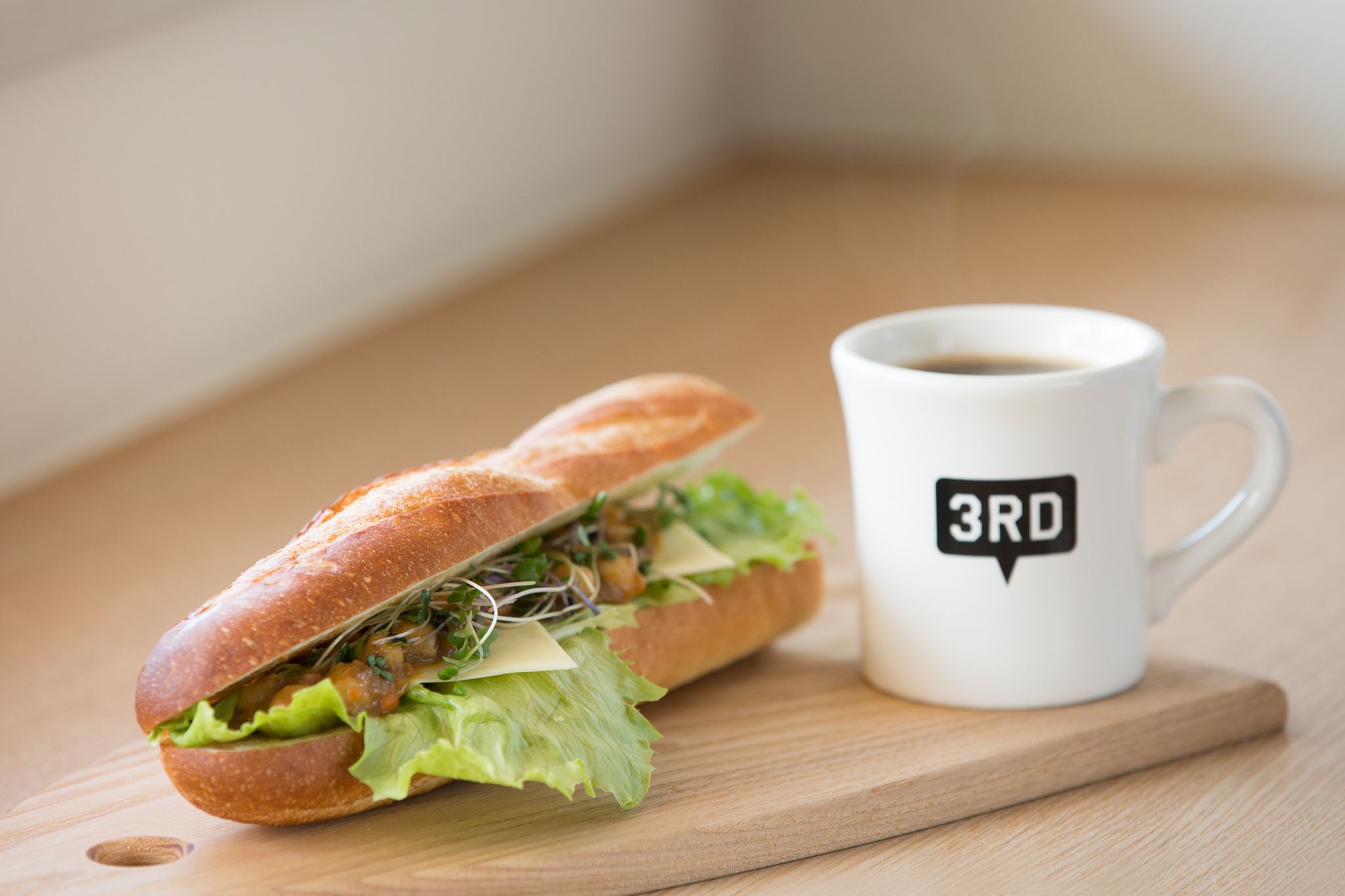 3RDのサンドイッチとコーヒー（提供：3RD CAFE&MORE）