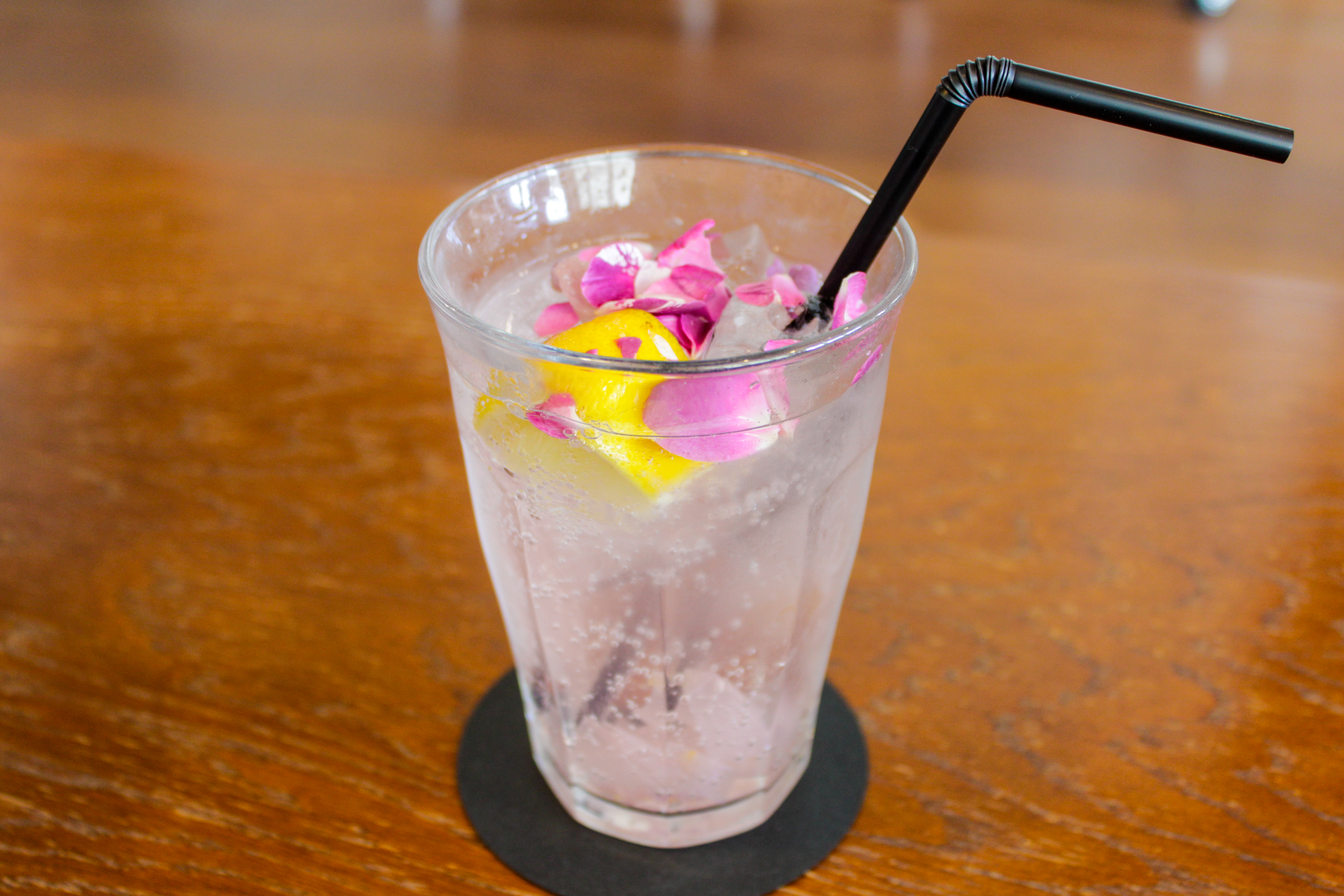 3RD CAFE & MOREのバラのソーダ