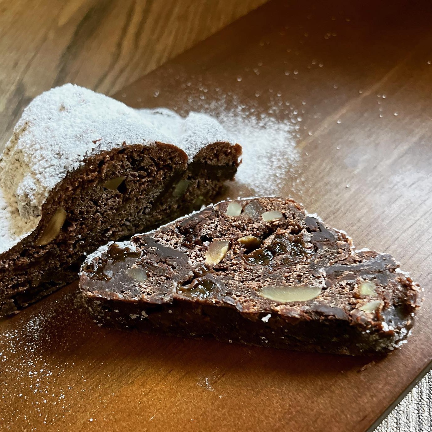 ベッカライウラノのラムレーズンとチョコのシュトレン