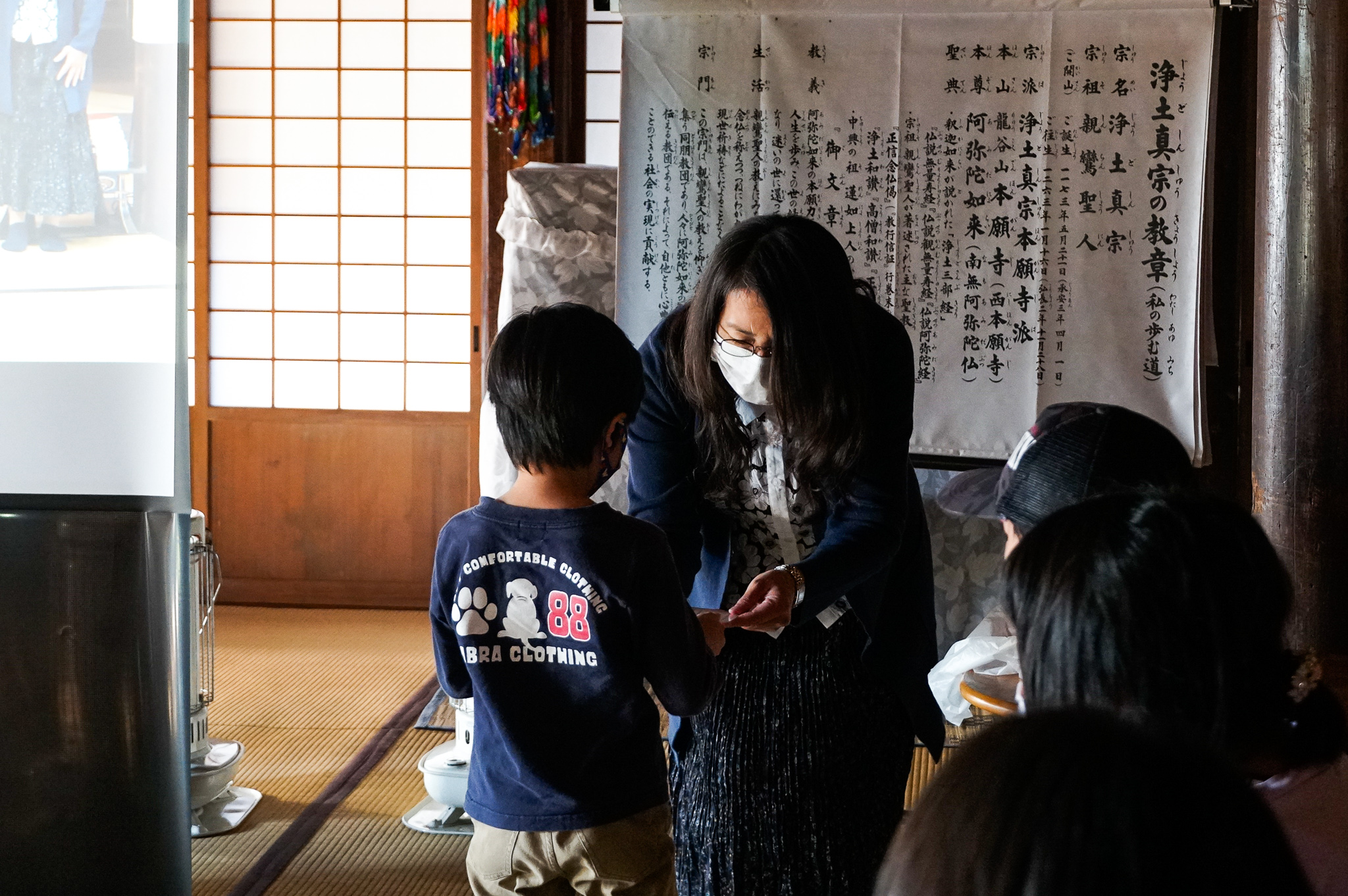 草田道代さんの朗読ワークショップで修了証をもらう子どもたち