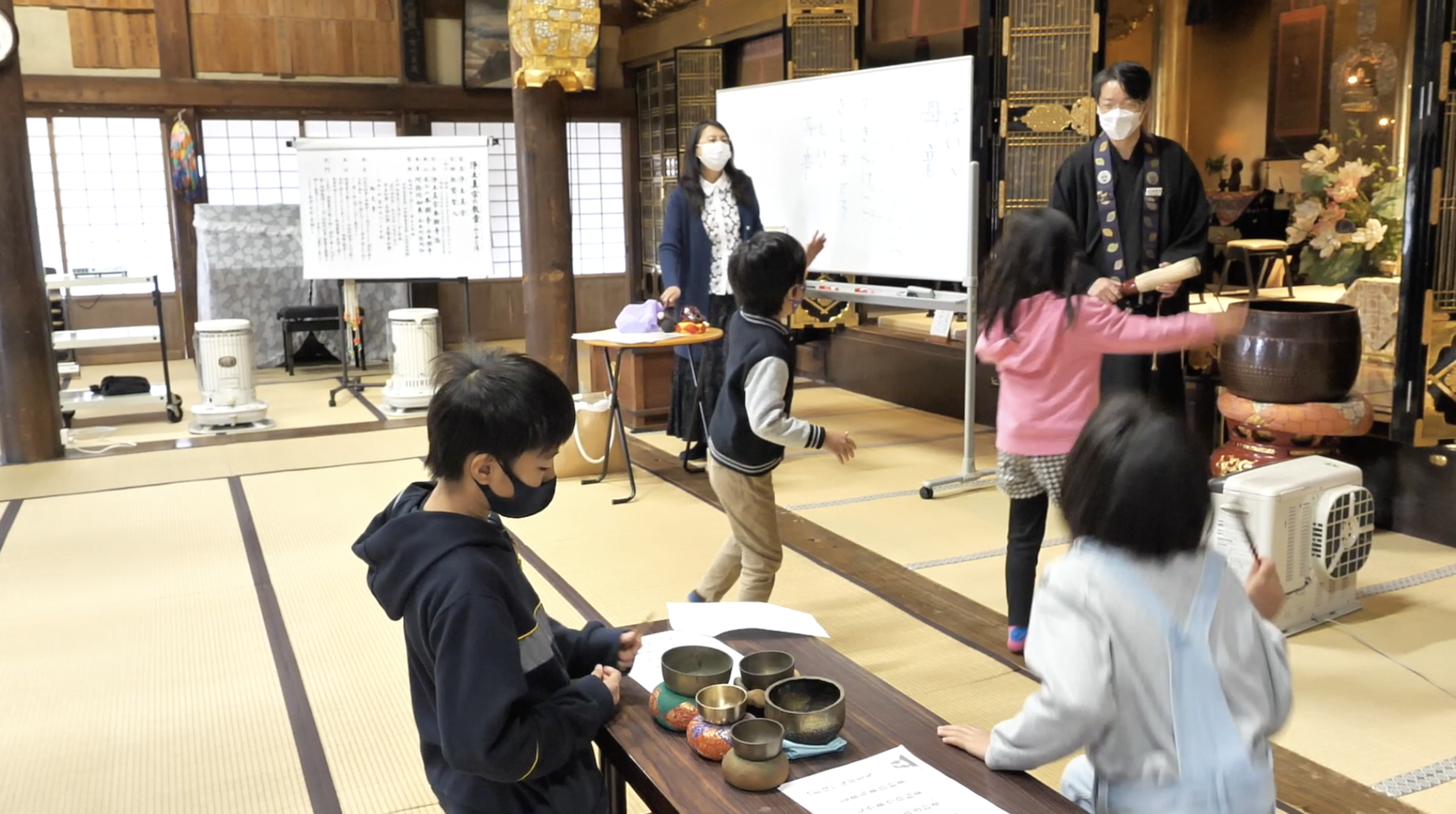 真宝寺で朗読ワークショップをする子どもたち